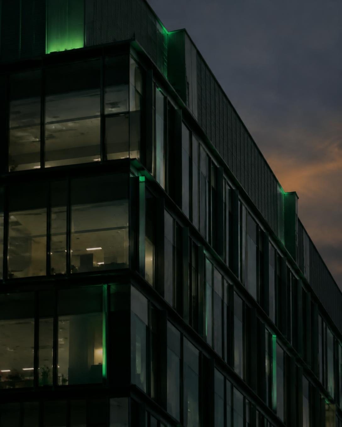 Fachada de edifício corporativo contemporâneo ao entardecer